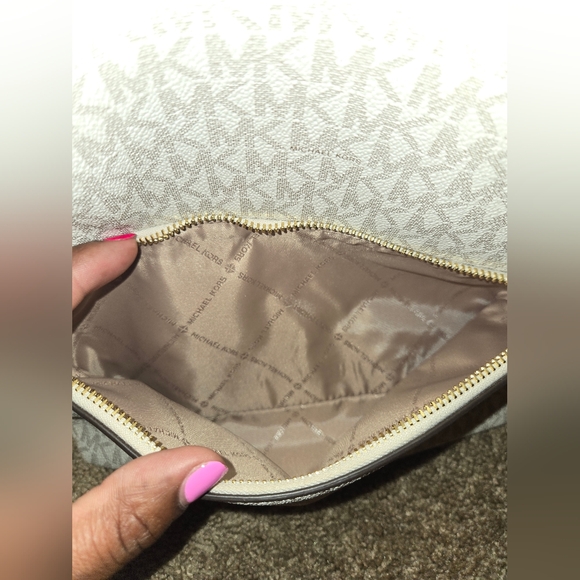 NWT Michael Kors Sheila Medium Logo Backpack - Picture 8 of 11